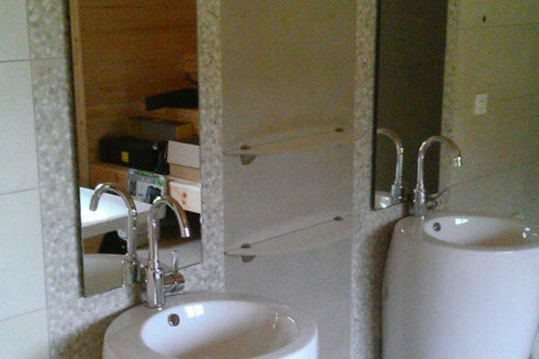 Miroirs de salle de bain avec tablettes