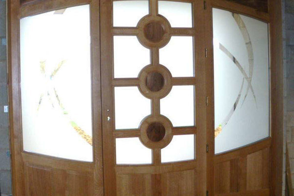 Porte d'extérieur en bois avec verre sablé